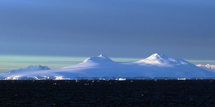 AQ1113LN1898_antarctic-peninsula-gerlache-strait-11pmsunset.jpg [&copy; Last Frontiers Ltd]