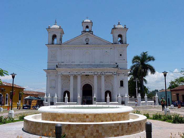 SV0913SM0310_suchitoto-cathedral.jpg [&copy; Last Frontiers Ltd]