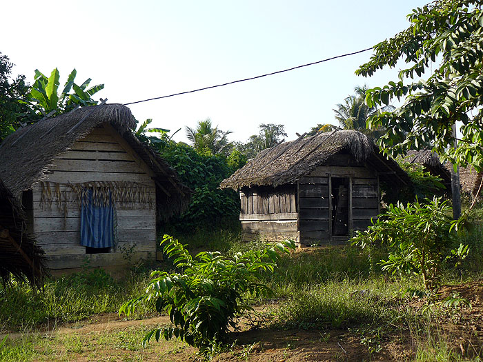 SR0408RB506_maroon_village.jpg [&copy; Last Frontiers Ltd]