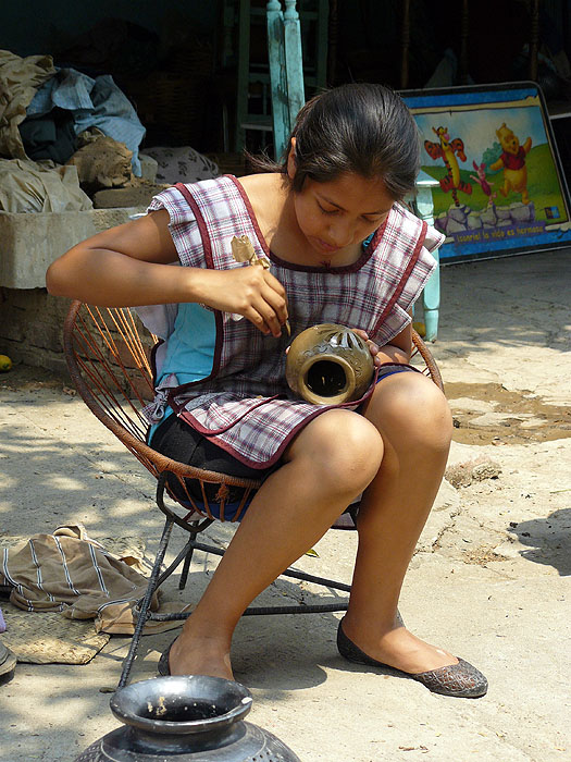 MX0511SM0194_dona-sofia-and-family-black-pottery-san-bartolo-coyotepec.jpg [&copy; Last Frontiers Ltd]