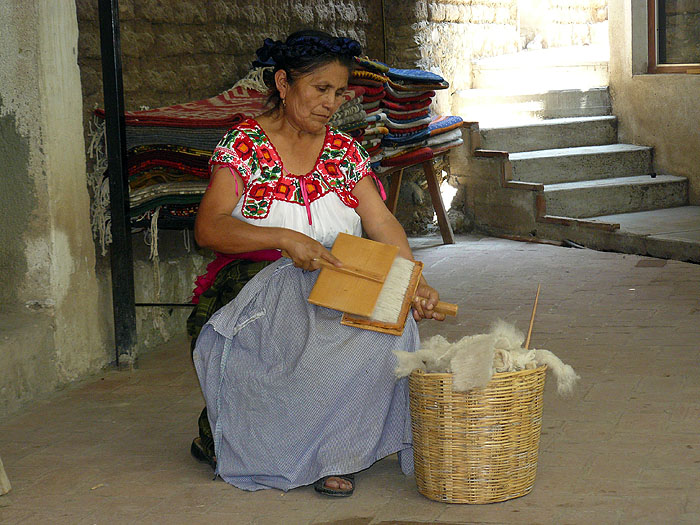 MX0511SM0266_ritz-family-teotitlan-valley-candel-making-and-weaving.jpg [&copy; Last Frontiers Ltd]