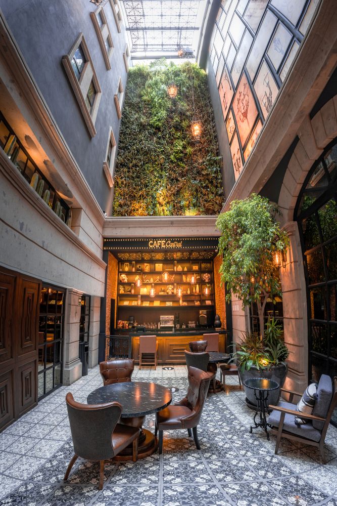 MX2109CE008_zocalo-central-cafe.jpg [&copy; Last Frontiers Ltd]