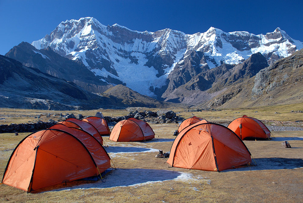 001PE2005AZ_ausangate-trek-tents.jpg [&copy; Last Frontiers Ltd]